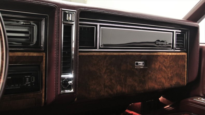 Oldsmobile-Toronado-1985-White-Maroon-44