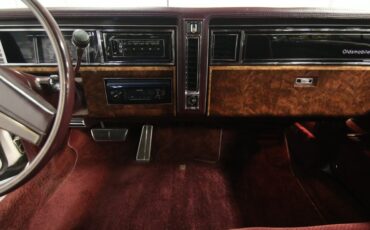 Oldsmobile-Toronado-1985-White-Maroon-47