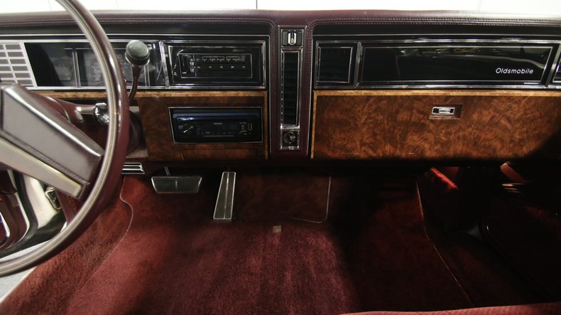 Oldsmobile-Toronado-1985-White-Maroon-47