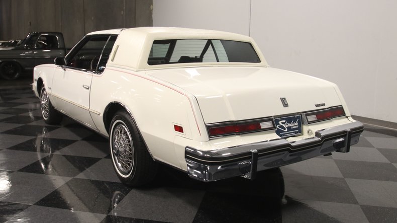 Oldsmobile-Toronado-1985-White-Maroon-5
