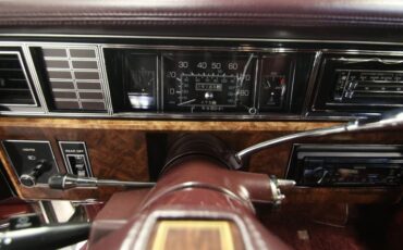 Oldsmobile-Toronado-1985-White-Maroon-6