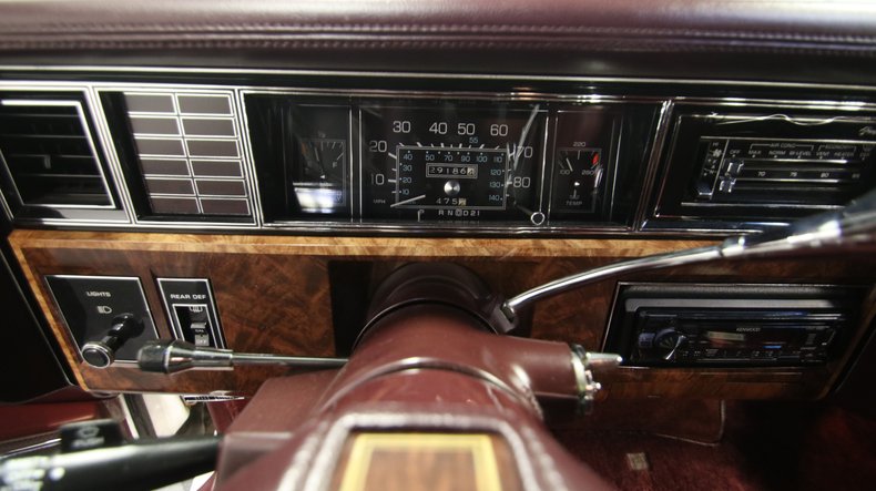 Oldsmobile-Toronado-1985-White-Maroon-6