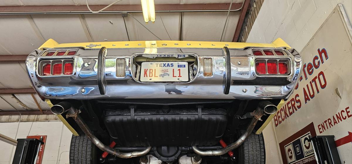 Oldsmobile-cutlass-supreme-convertible-1972-yellow-17