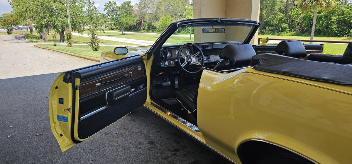 Oldsmobile-cutlass-supreme-convertible-1972-yellow-8