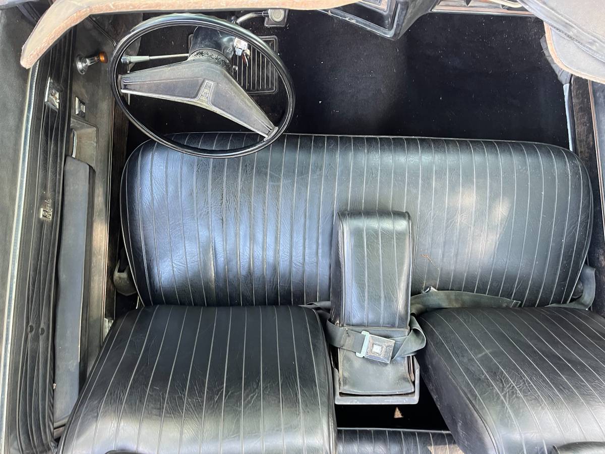 Oldsmobile-delta-88-1972-red-8