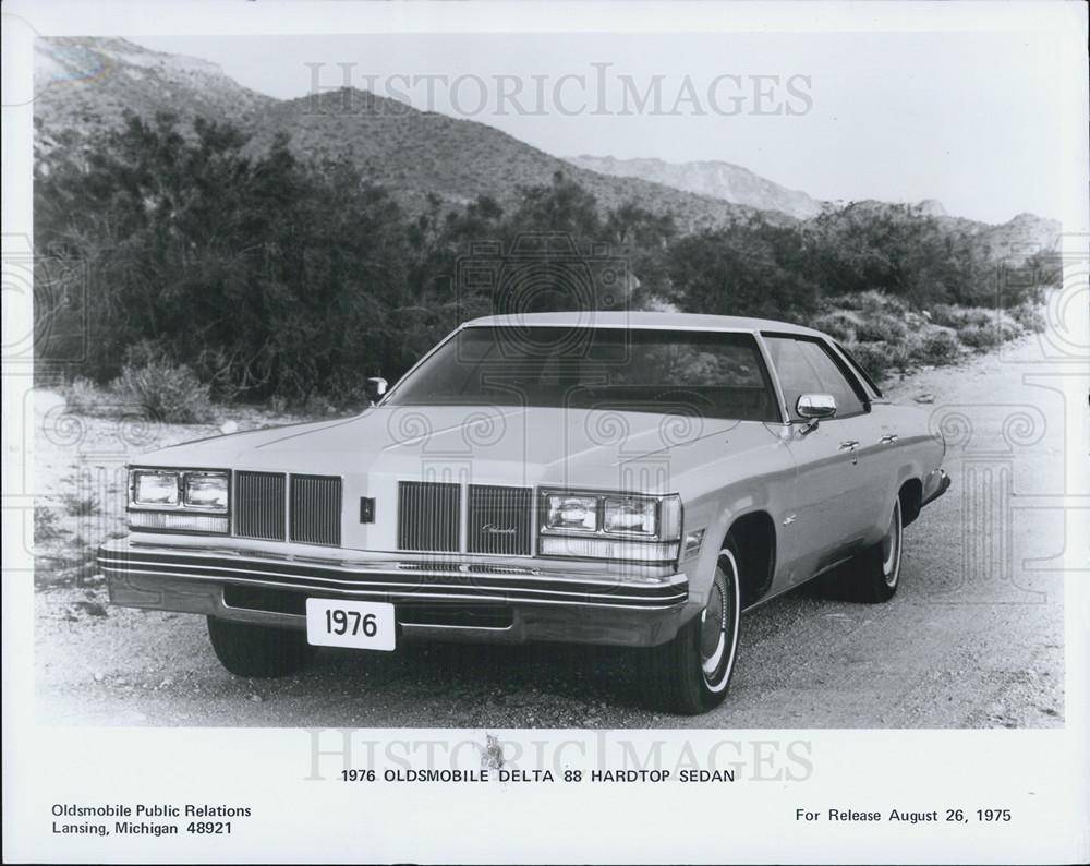 Oldsmobile-delta-88-royale-1976-blue-2