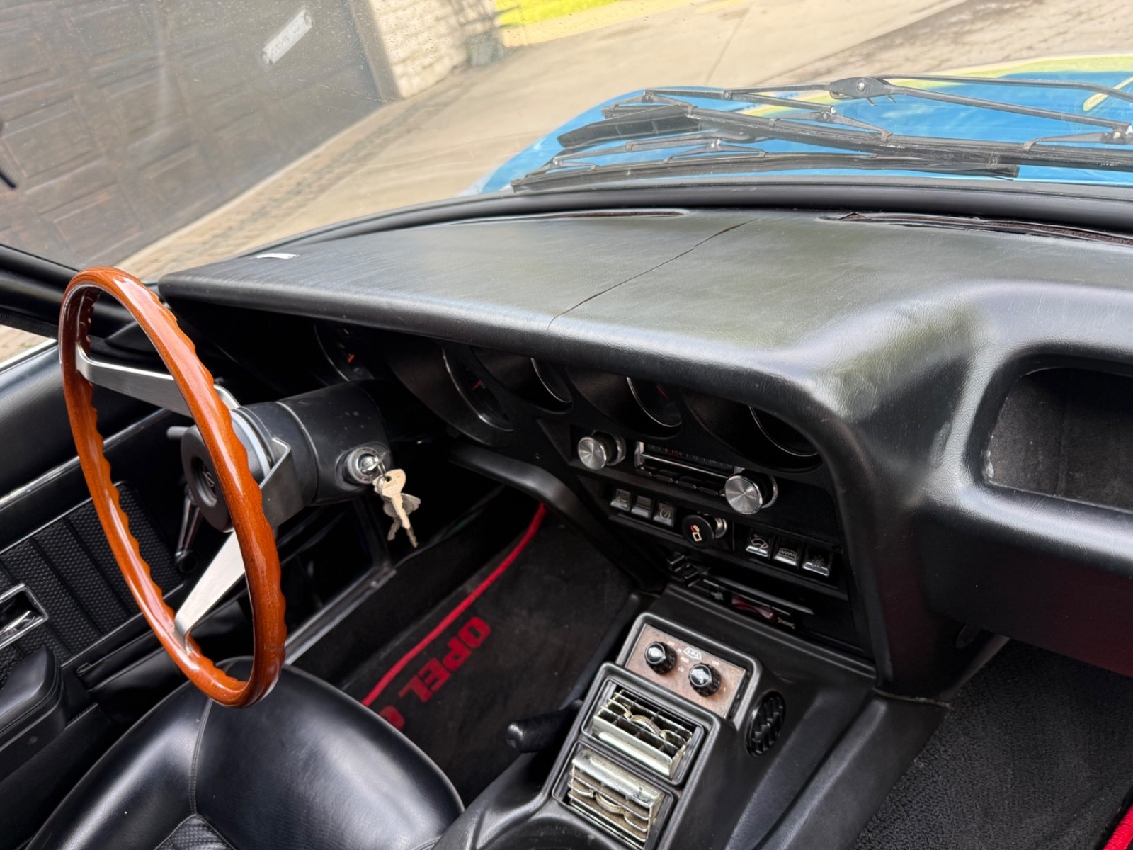 Opel-GT-1972-Coupe-13