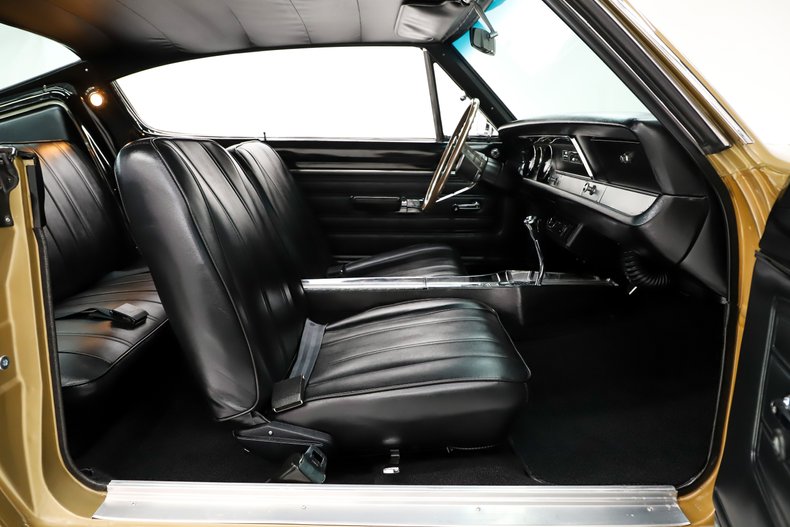 Plymouth-Barracuda-1968-Ember-Gold-Black-40