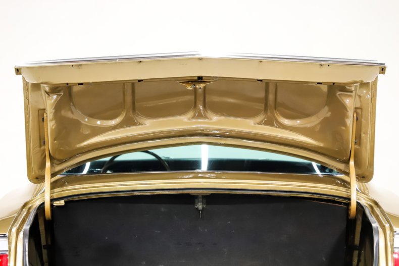 Plymouth-Barracuda-1968-Ember-Gold-Black-44
