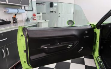 Plymouth-Cuda-1970-Lime-Light-Black-46