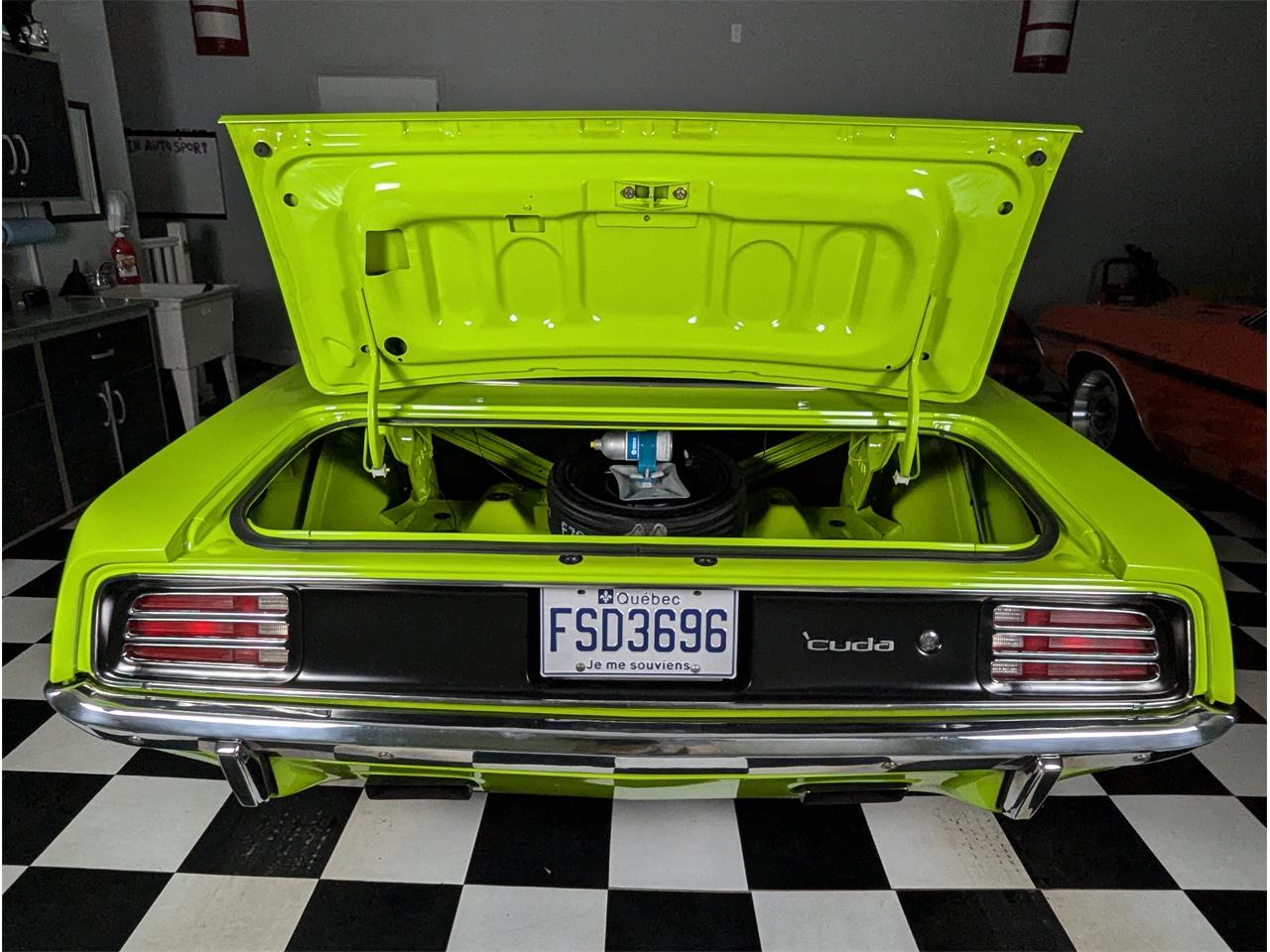 Plymouth-Cuda-1970-Lime-Light-Black-64