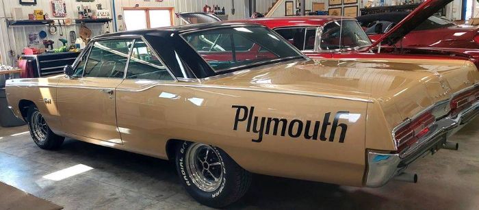 Plymouth-Fury-iii-1967-Custom-13