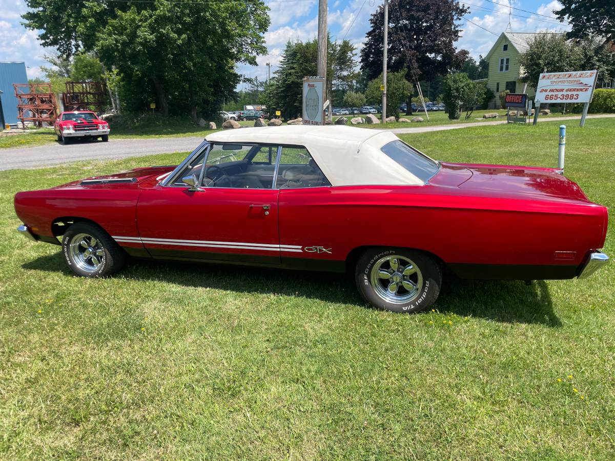Plymouth-Gtx-440-convertible-1969-red-2