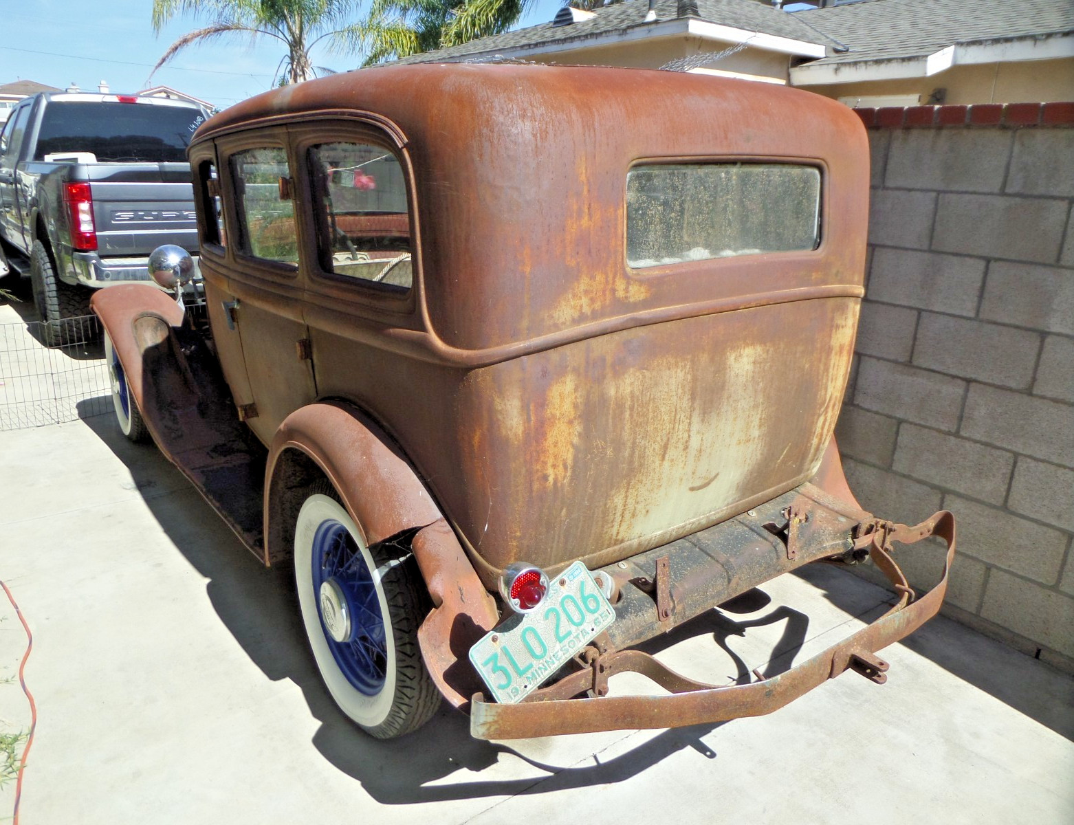 Plymouth-Model-PB-1932-Sedan-10