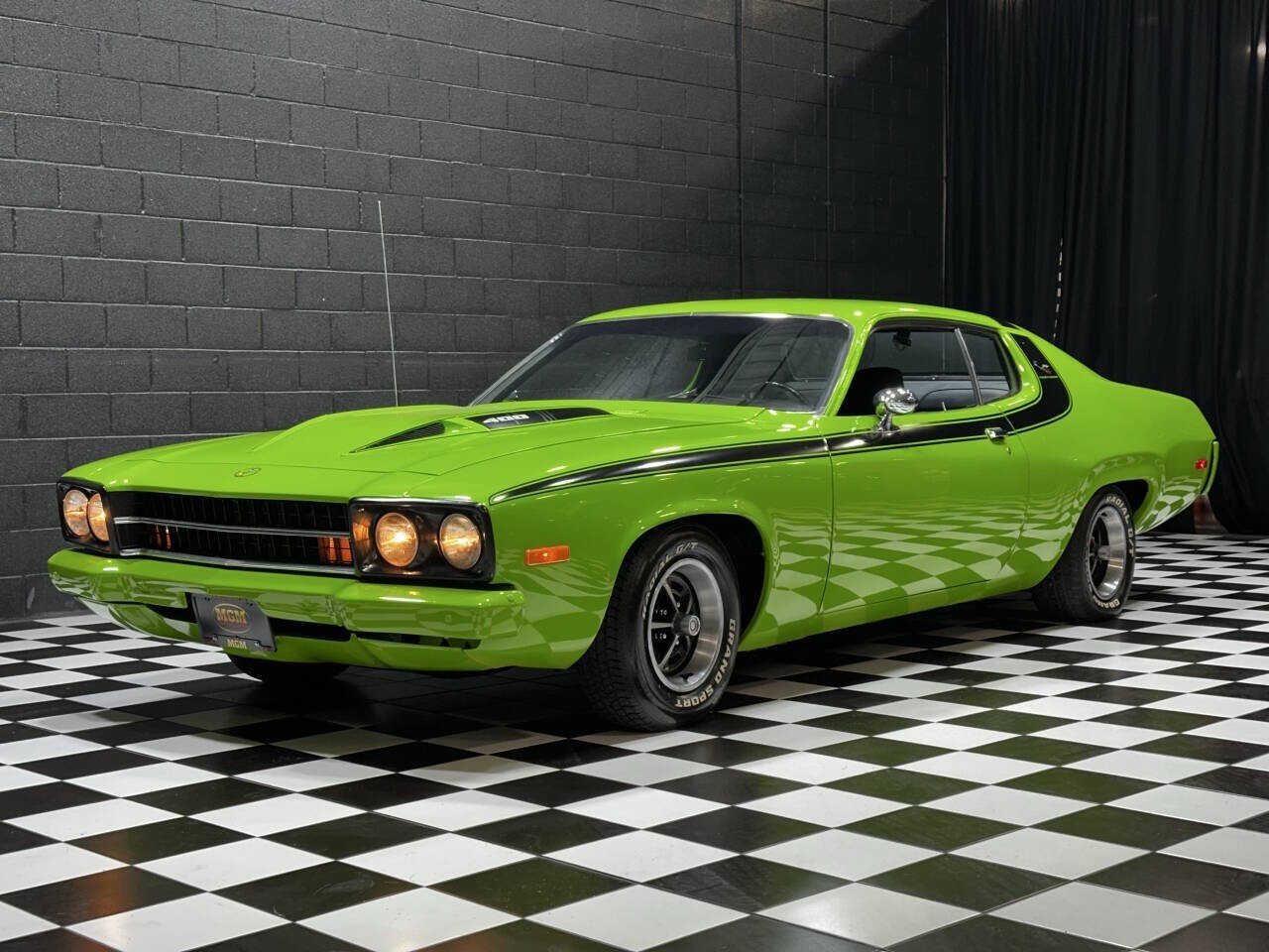 Plymouth-Road-Runner-1973-Coupe-2