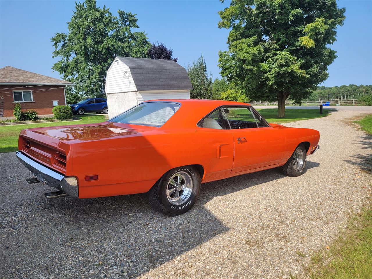 Plymouth-Road-runner-1970-Citrus-orange-White-17
