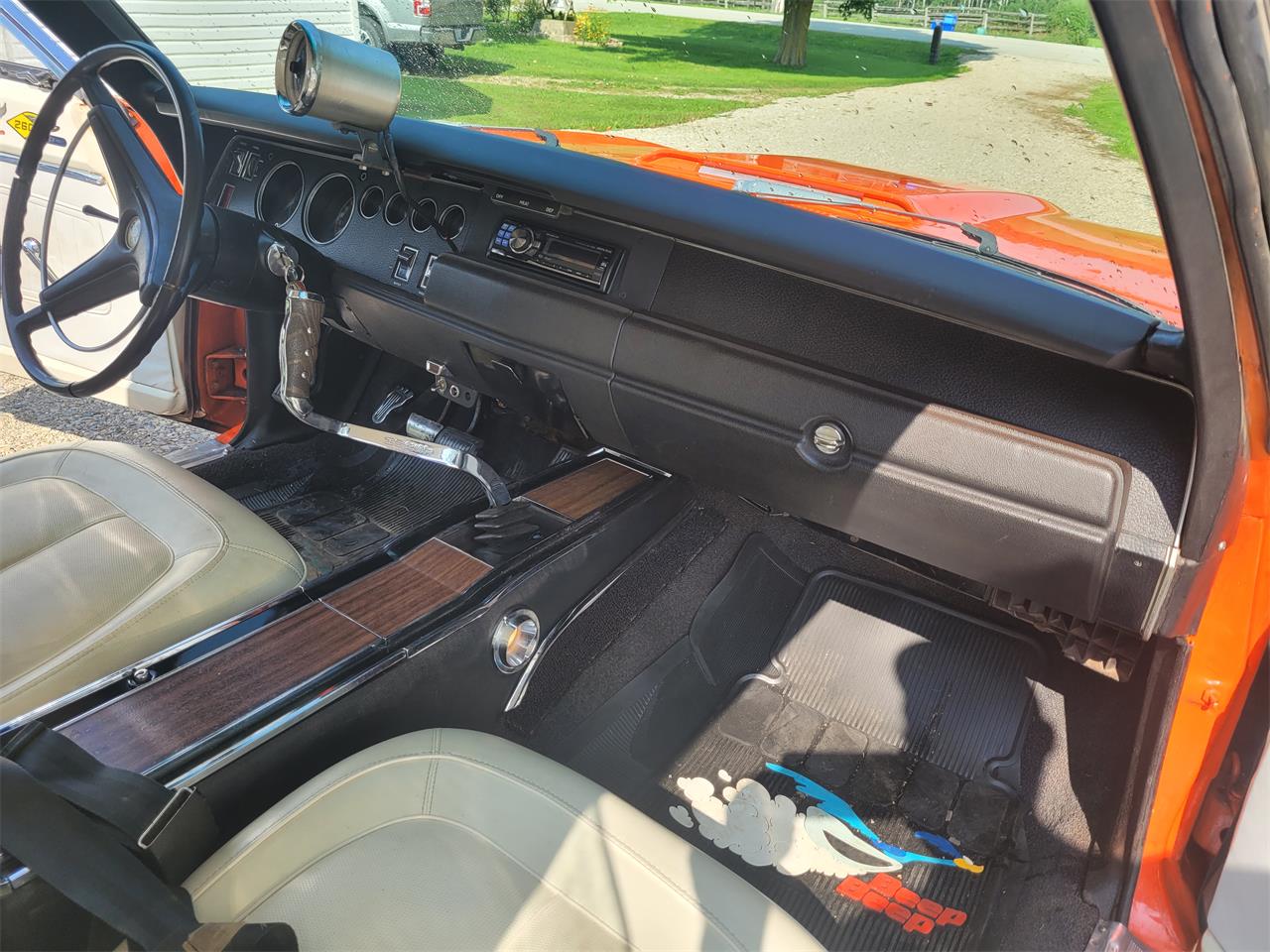 Plymouth-Road-runner-1970-Citrus-orange-White-6