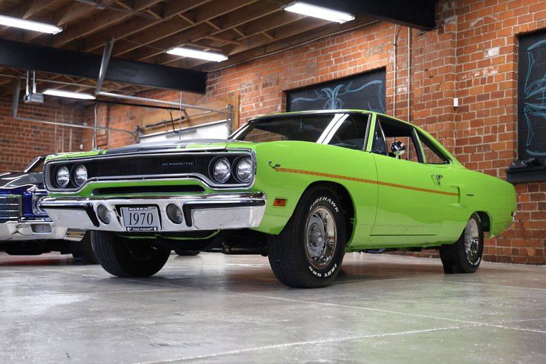 Plymouth-Road-runner-1970-Limelight-Black-11