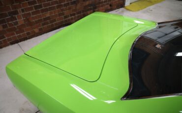 Plymouth-Road-runner-1970-Limelight-Black-2
