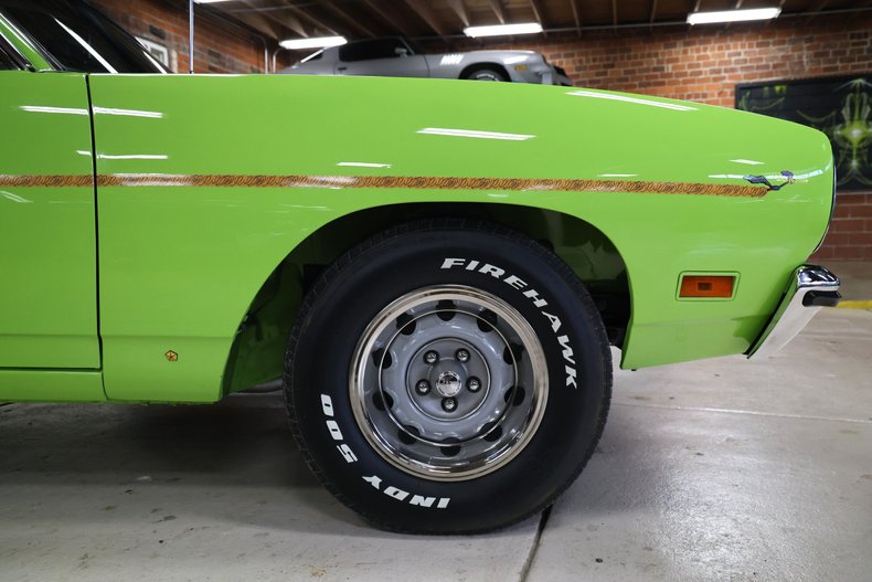 Plymouth-Road-runner-1970-Limelight-Black-23