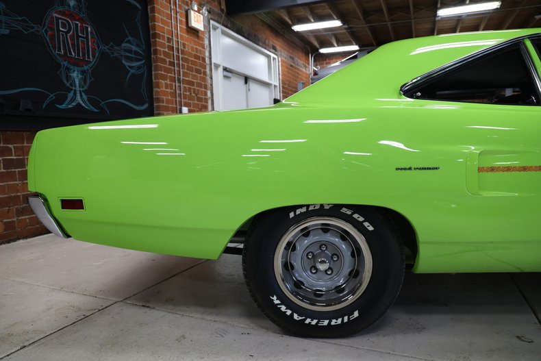 Plymouth-Road-runner-1970-Limelight-Black-25
