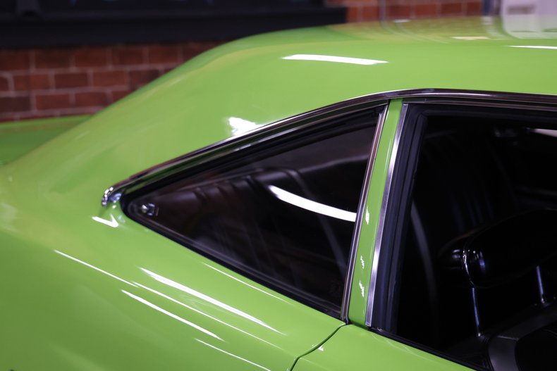 Plymouth-Road-runner-1970-Limelight-Black-31