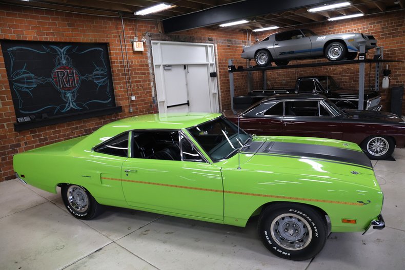 Plymouth-Road-runner-1970-Limelight-Black-42