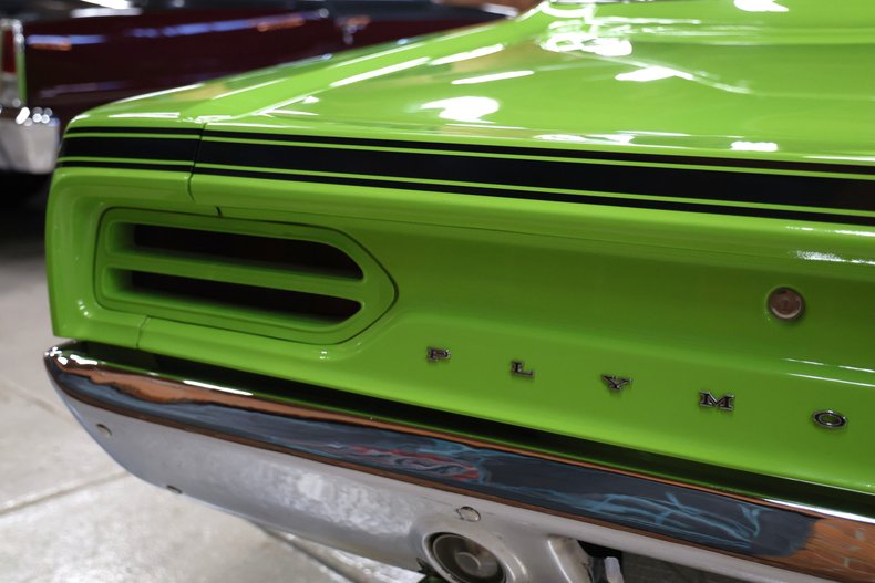Plymouth-Road-runner-1970-Limelight-Black-5
