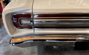 Plymouth-Roadrunner-1968-WhiteGreen-Vinyl-To-White-1
