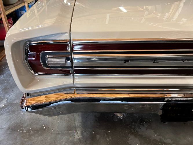 Plymouth-Roadrunner-1968-WhiteGreen-Vinyl-To-White-1