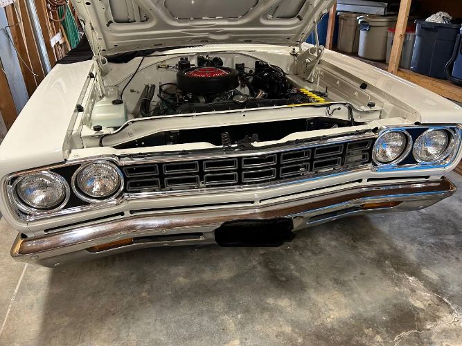 Plymouth-Roadrunner-1968-WhiteGreen-Vinyl-To-White-2