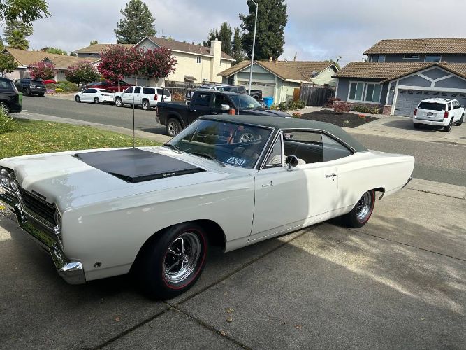 Plymouth-Roadrunner-1968-WhiteGreen-Vinyl-To-White