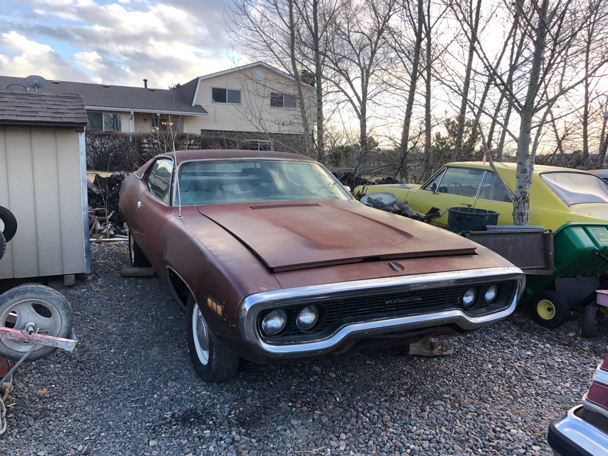 Plymouth-Satellite-1971-brown