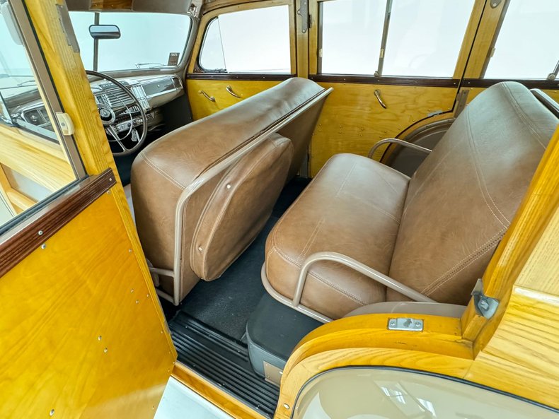 Plymouth-Special-deluxe-1947-Battalion-Beige-Saddle-26