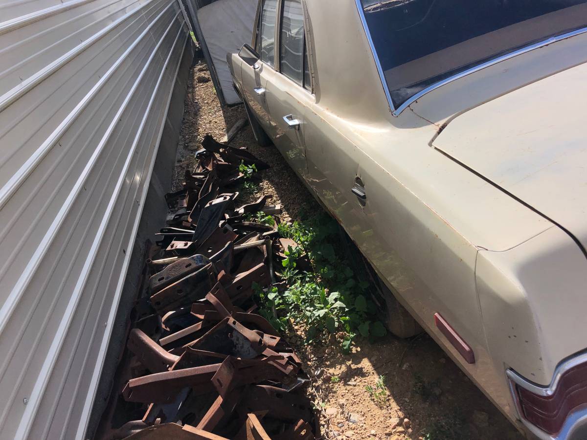 Plymouth-Valiant-1975-white-3