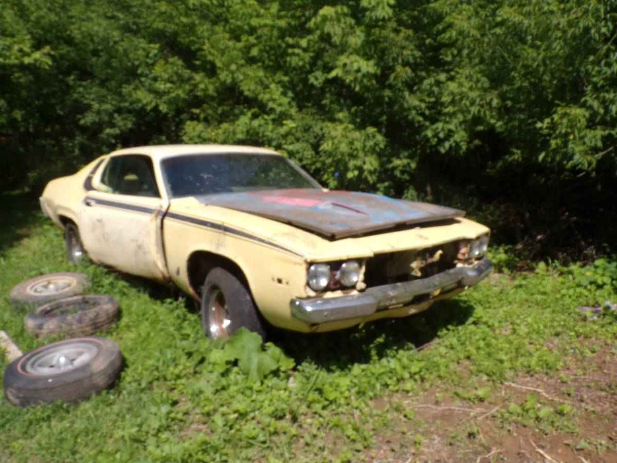 Plymouth-road-runner-1973-yellow-10