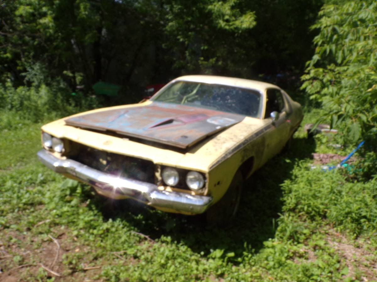 Plymouth-road-runner-1973-yellow-11
