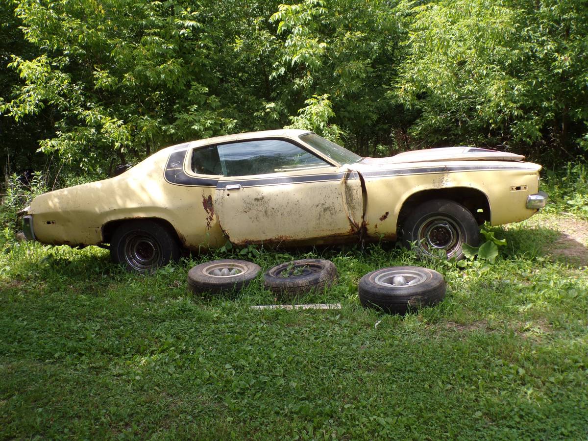 Plymouth-road-runner-1973-yellow-17