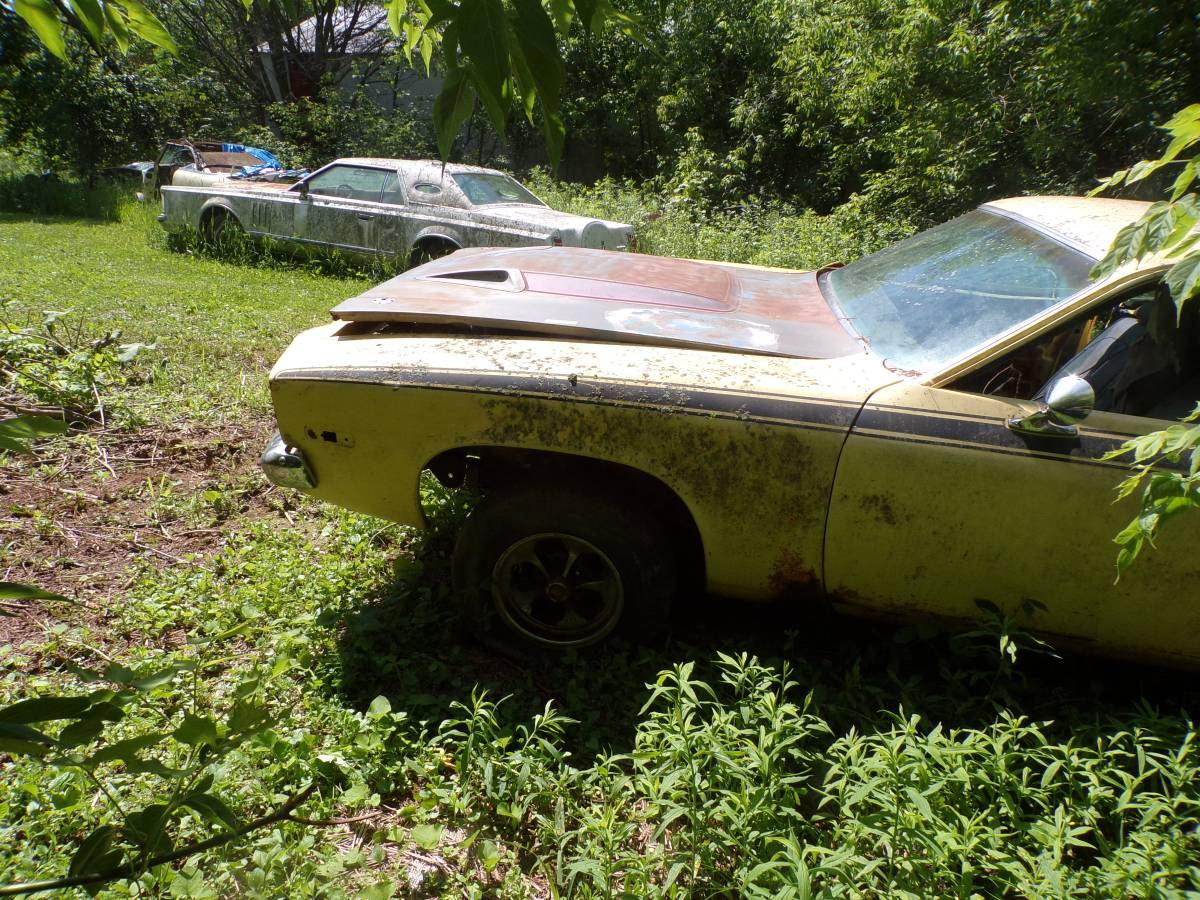 Plymouth-road-runner-1973-yellow-2