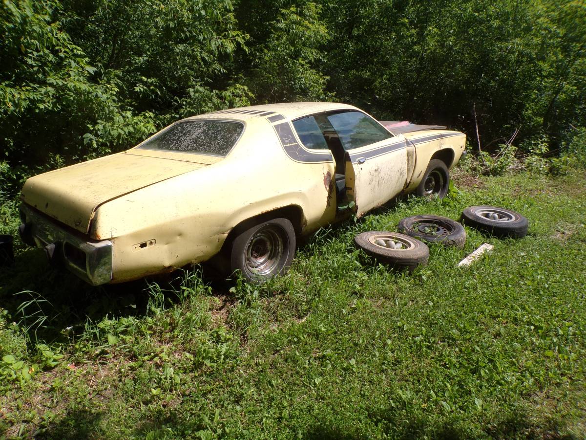 Plymouth-road-runner-1973-yellow-8