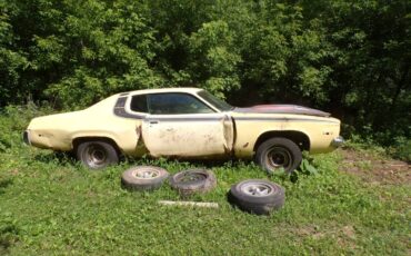 Plymouth-road-runner-1973-yellow-9