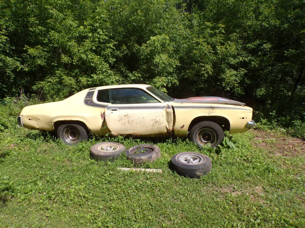 Plymouth-road-runner-1973-yellow-9
