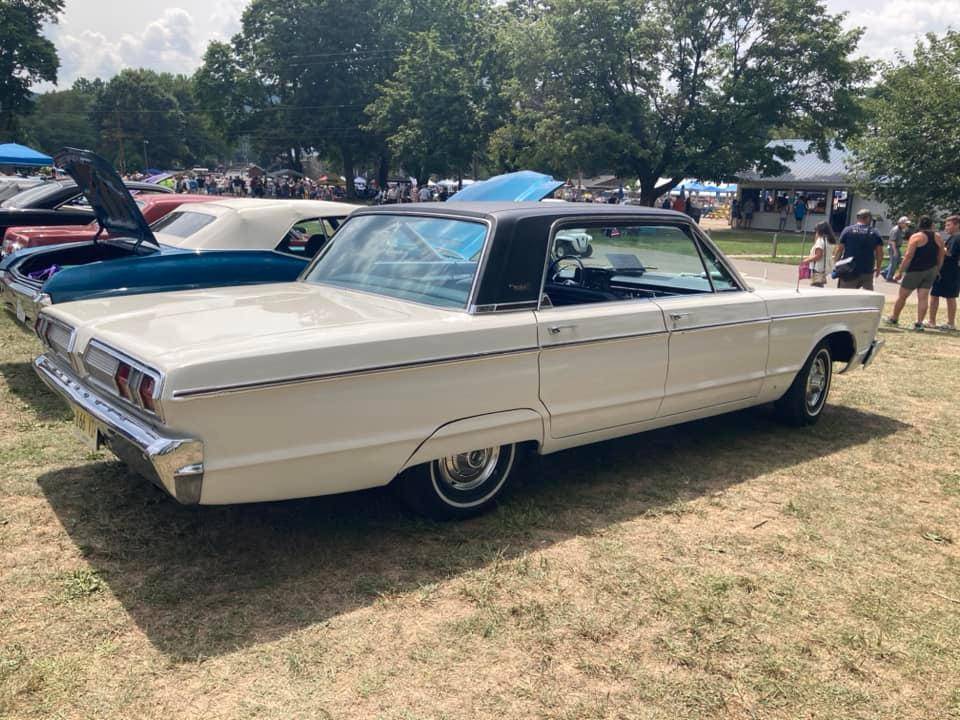 Plymouth-vip-4-dr.-hardtop-1966-white-2