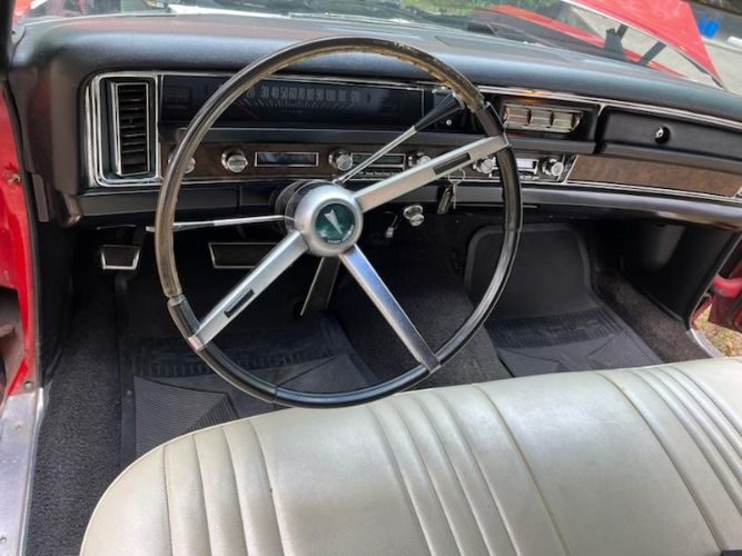Pontiac-Bonneville-1968-Red-White-Top-White-10