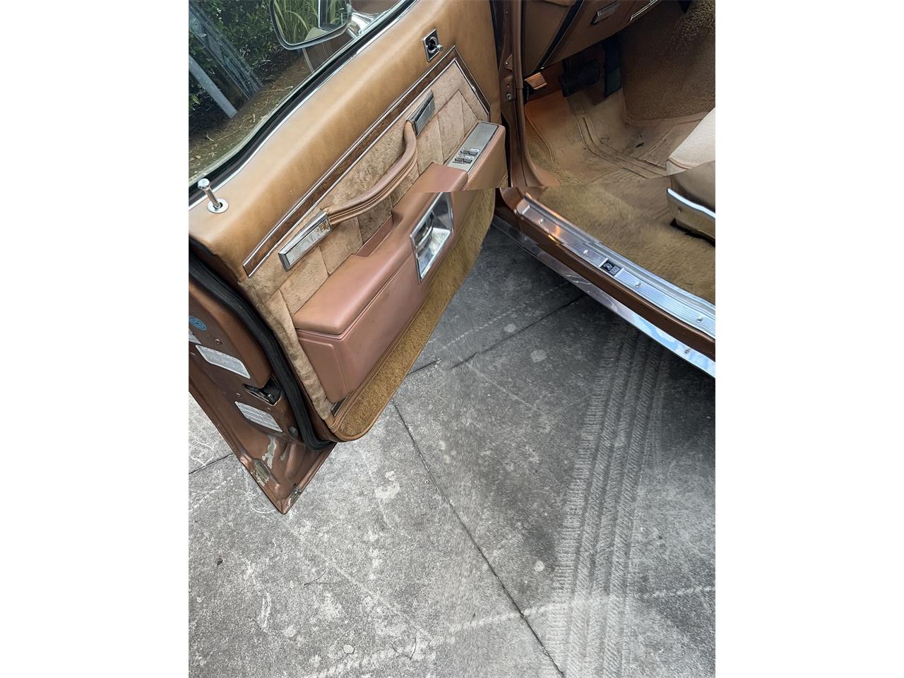 Pontiac-Bonneville-1979-BronzeGold-Neutral-10