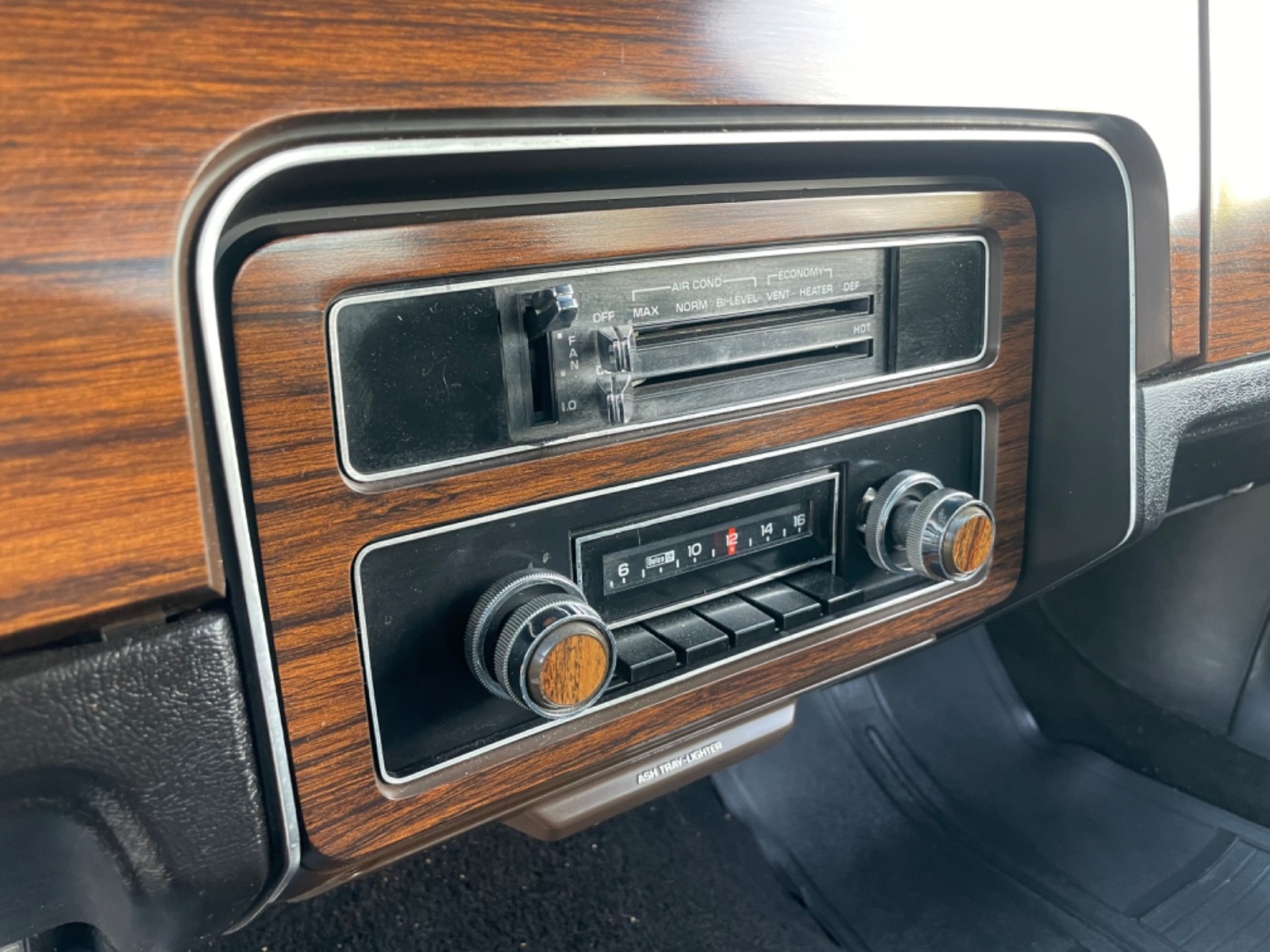 Pontiac-Catalina-1977-Sedan-17