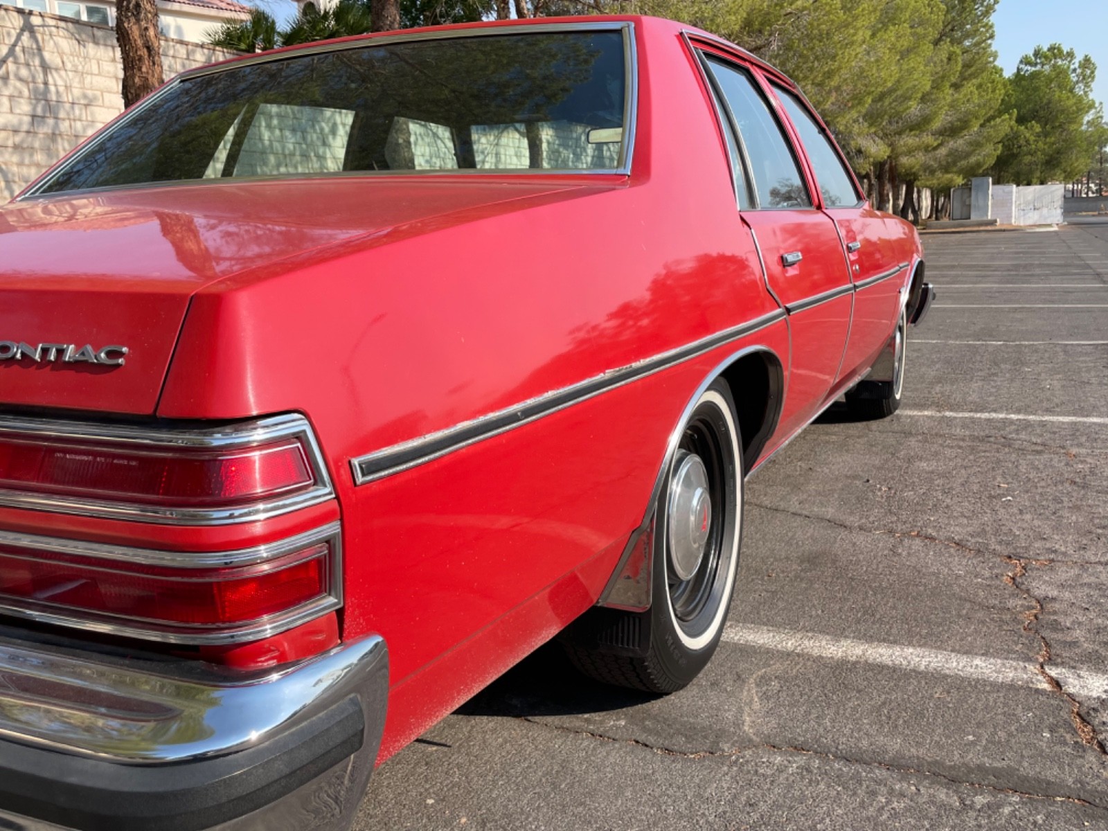 Pontiac-Catalina-1977-Sedan-2