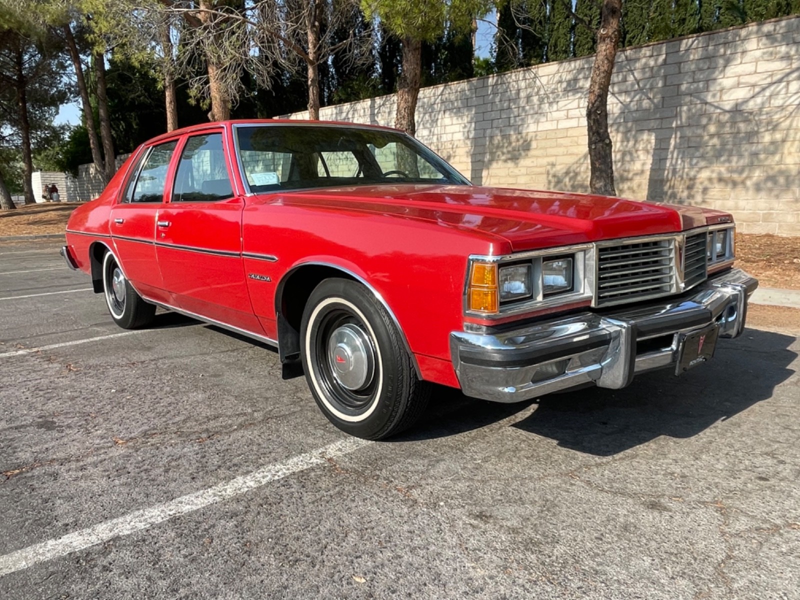 Pontiac-Catalina-1977-Sedan-3