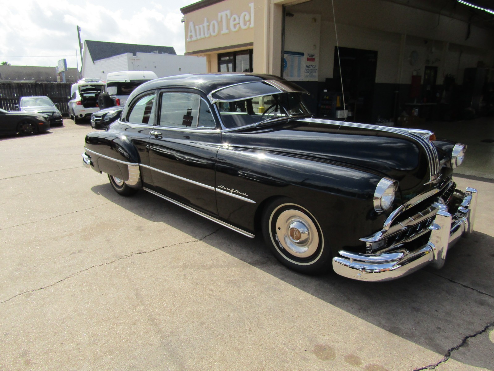 Pontiac-Chieftain-1949-Sedan-1