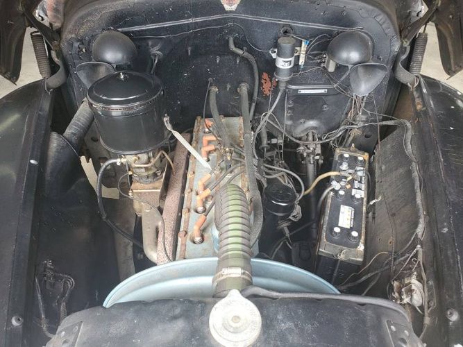 Pontiac-Deluxe-1941-Black-4